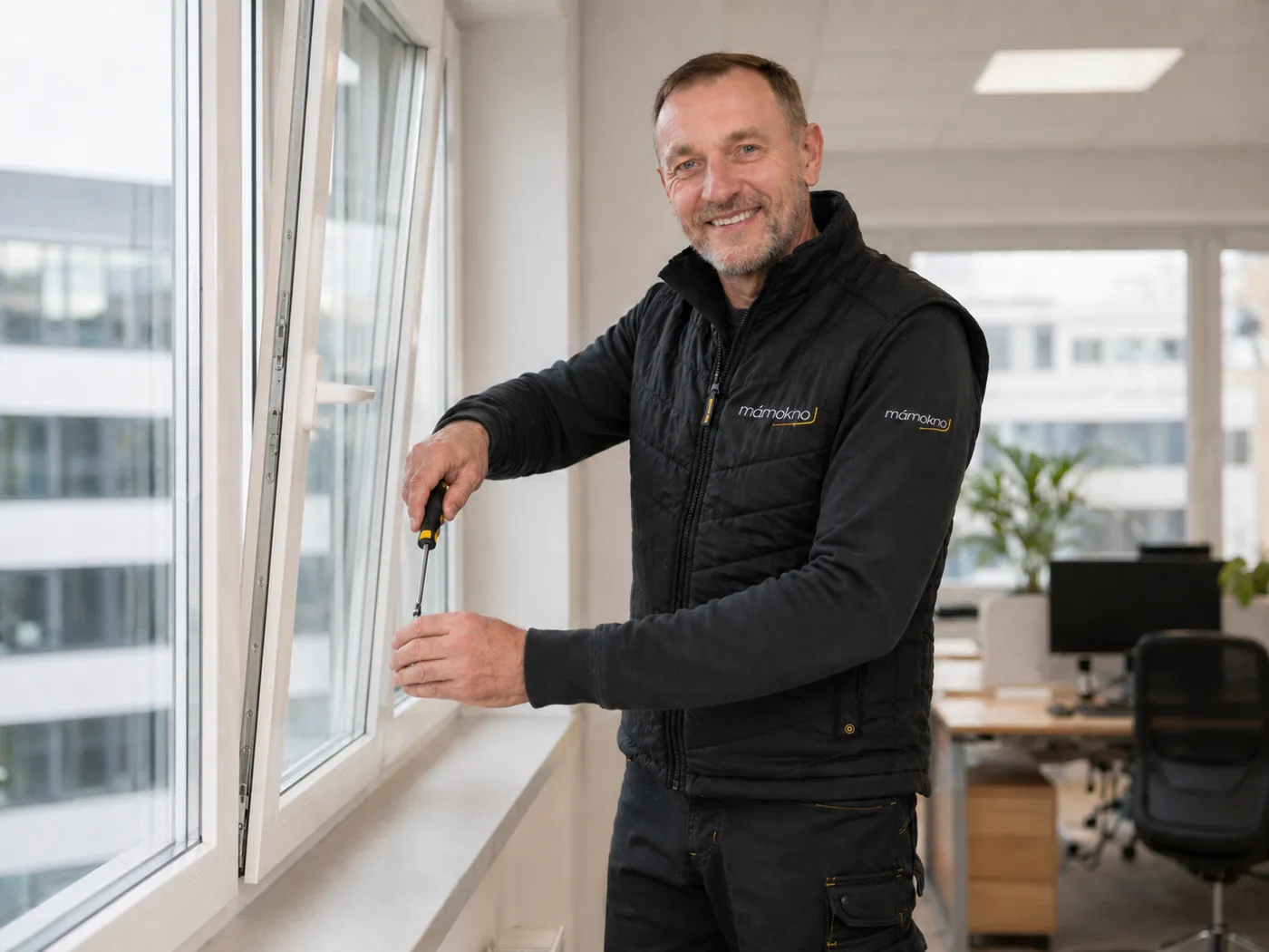 Servisní technik MámOkno.cz seřizuje okno u zákazníka